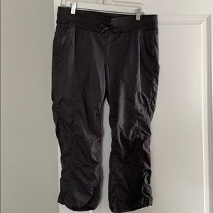 NWOT- North face cropped pants